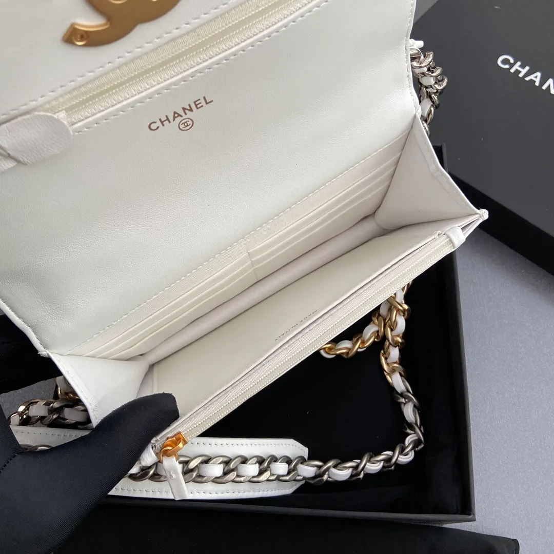 Xiaoxiang imported Italian leather Item number: 3267 💰: 900 Size: w19.5×h13.5×d3.5cm Color: white sheepskin gold mark hardware