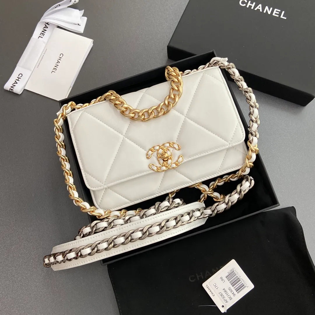 Xiaoxiang imported Italian leather Item number: 3267 💰: 900 Size: w19.5×h13.5×d3.5cm Color: white sheepskin gold mark hardware