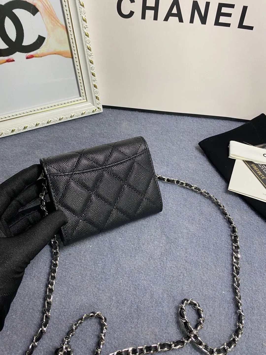 New models in stock! Classic chain dinner bag model 81082 imported caviar/small ball pattern with light hardware 💋 Built-in two sandwich compartments with large capacity, plus a back pocket, it is so convenient! Size: 12*8.5*2.5cm💰520