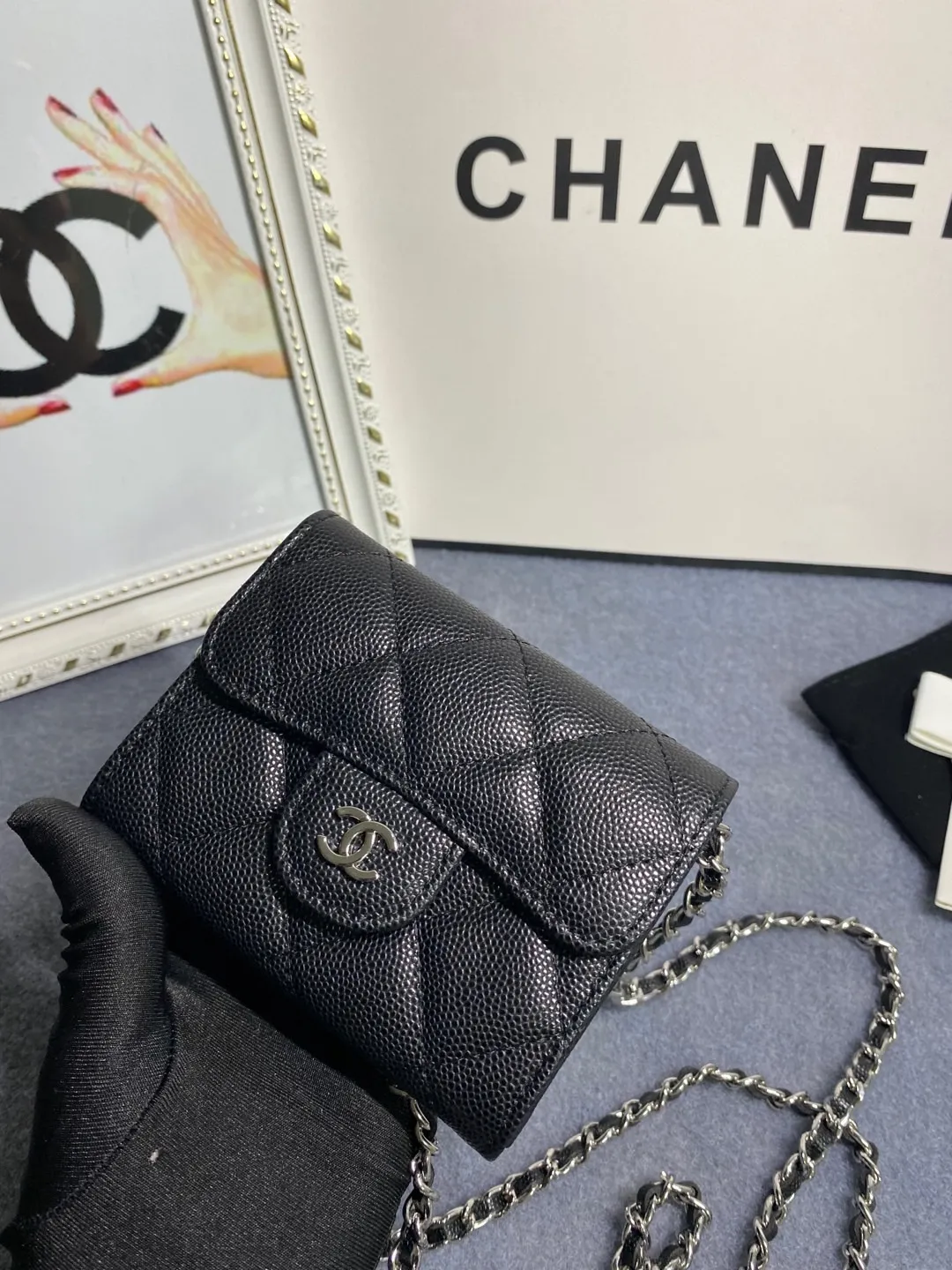 New models in stock! Classic chain dinner bag model 81082 imported caviar/small ball pattern with light hardware 💋 Built-in two sandwich compartments with large capacity, plus a back pocket, it is so convenient! Size: 12*8.5*2.5cm💰520