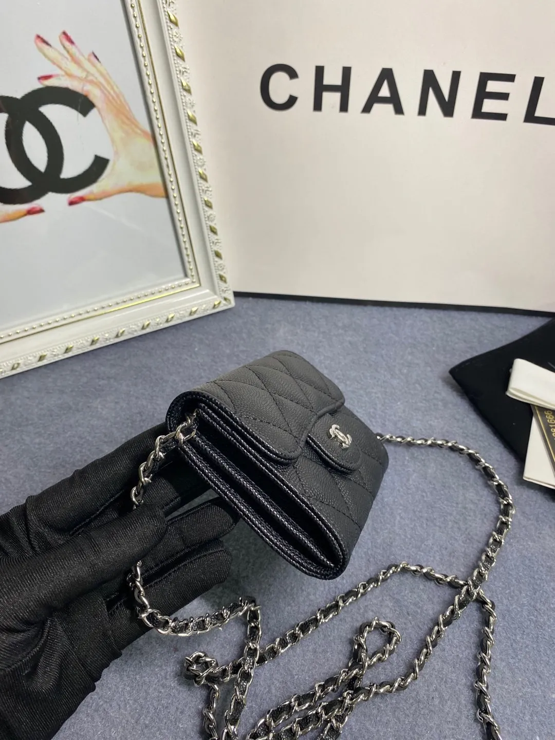 New models in stock! Classic chain dinner bag model 81082 imported caviar/small ball pattern with light hardware 💋 Built-in two sandwich compartments with large capacity, plus a back pocket, it is so convenient! Size: 12*8.5*2.5cm💰520