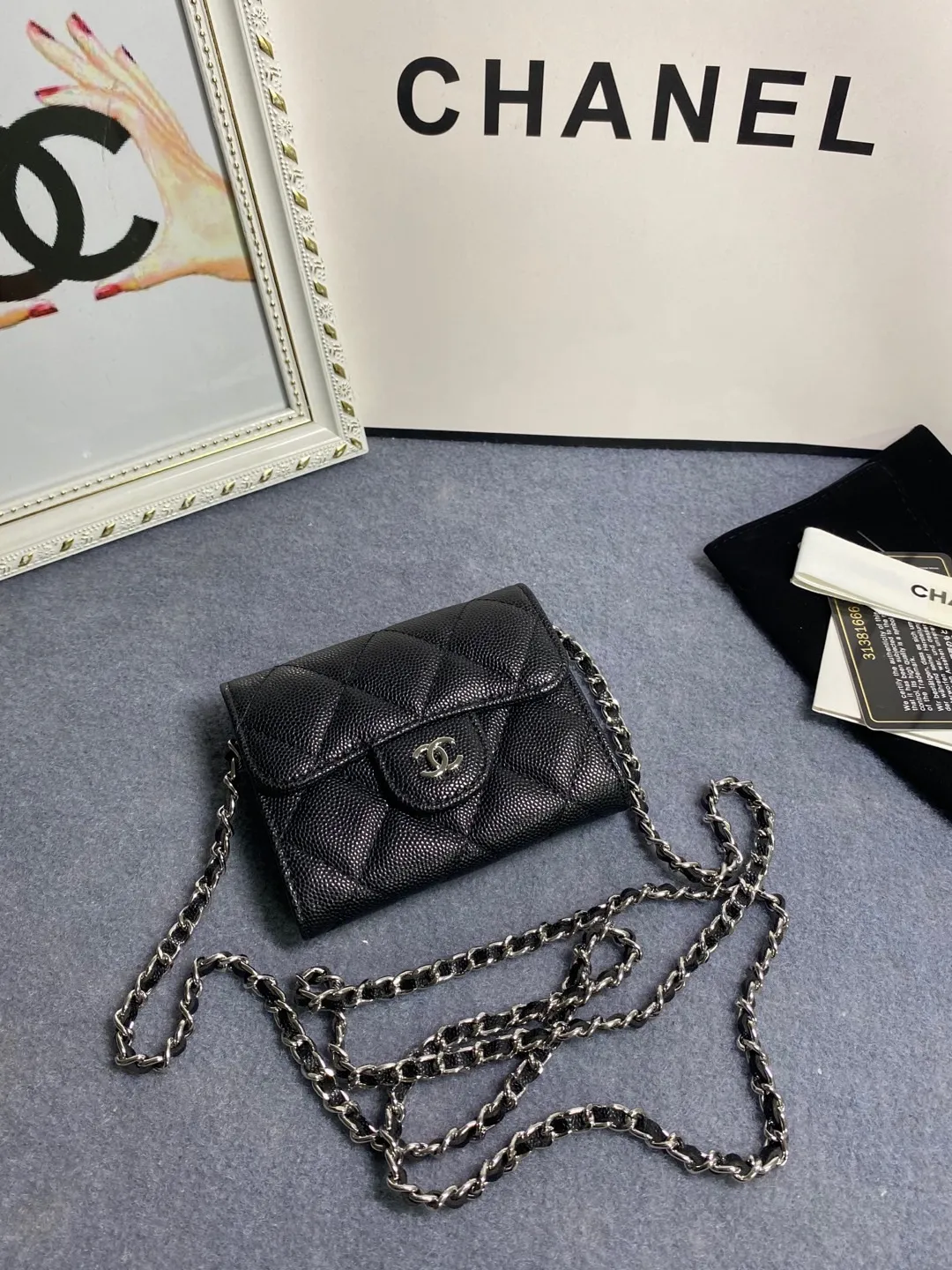 New models in stock! Classic chain dinner bag model 81082 imported caviar/small ball pattern with light hardware 💋 Built-in two sandwich compartments with large capacity, plus a back pocket, it is so convenient! Size: 12*8.5*2.5cm💰520