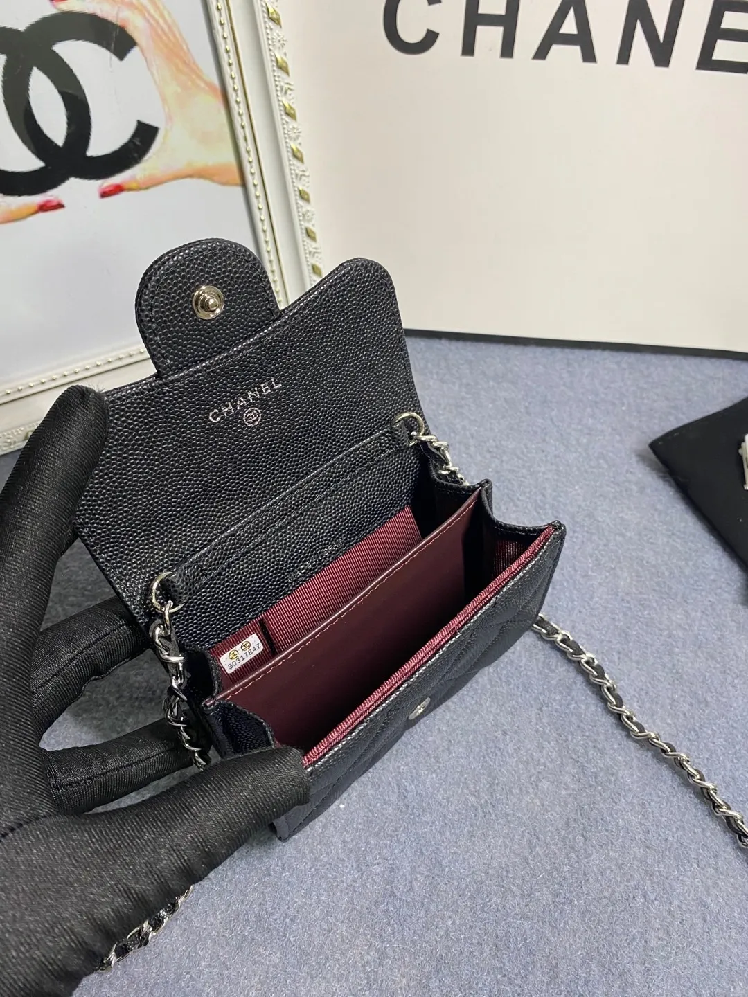 New models in stock! Classic chain dinner bag model 81082 imported caviar/small ball pattern with light hardware 💋 Built-in two sandwich compartments with large capacity, plus a back pocket, it is so convenient! Size: 12*8.5*2.5cm💰520