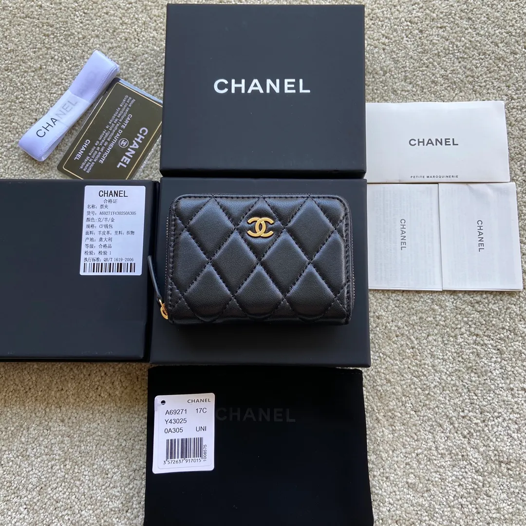 Xiaoxiang imported Italian lambskin Item number: A69271 💰: 240 (no pocket on the back) Size: W11×H7.5×2cm Color: black lambskin gold steel mark Usage: small zipper bag