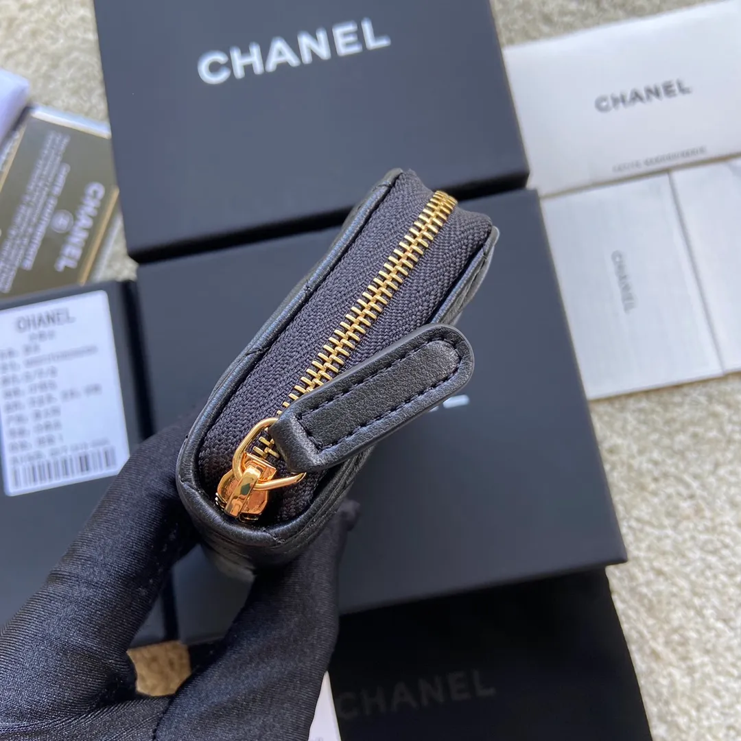 Xiaoxiang imported Italian lambskin Item number: A69271 💰: 240 (no pocket on the back) Size: W11×H7.5×2cm Color: black lambskin gold steel mark Usage: small zipper bag