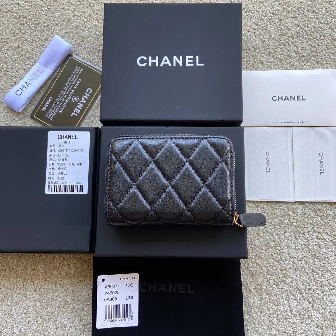 Xiaoxiang imported Italian lambskin Item number: A69271 💰: 240 (no pocket on the back) Size: W11×H7.5×2cm Color: black lambskin gold steel mark Usage: small zipper bag