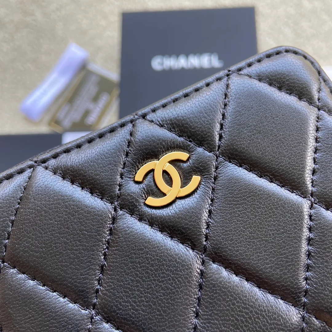 Xiaoxiang imported Italian lambskin Item number: A69271 💰: 240 (no pocket on the back) Size: W11×H7.5×2cm Color: black lambskin gold steel mark Usage: small zipper bag