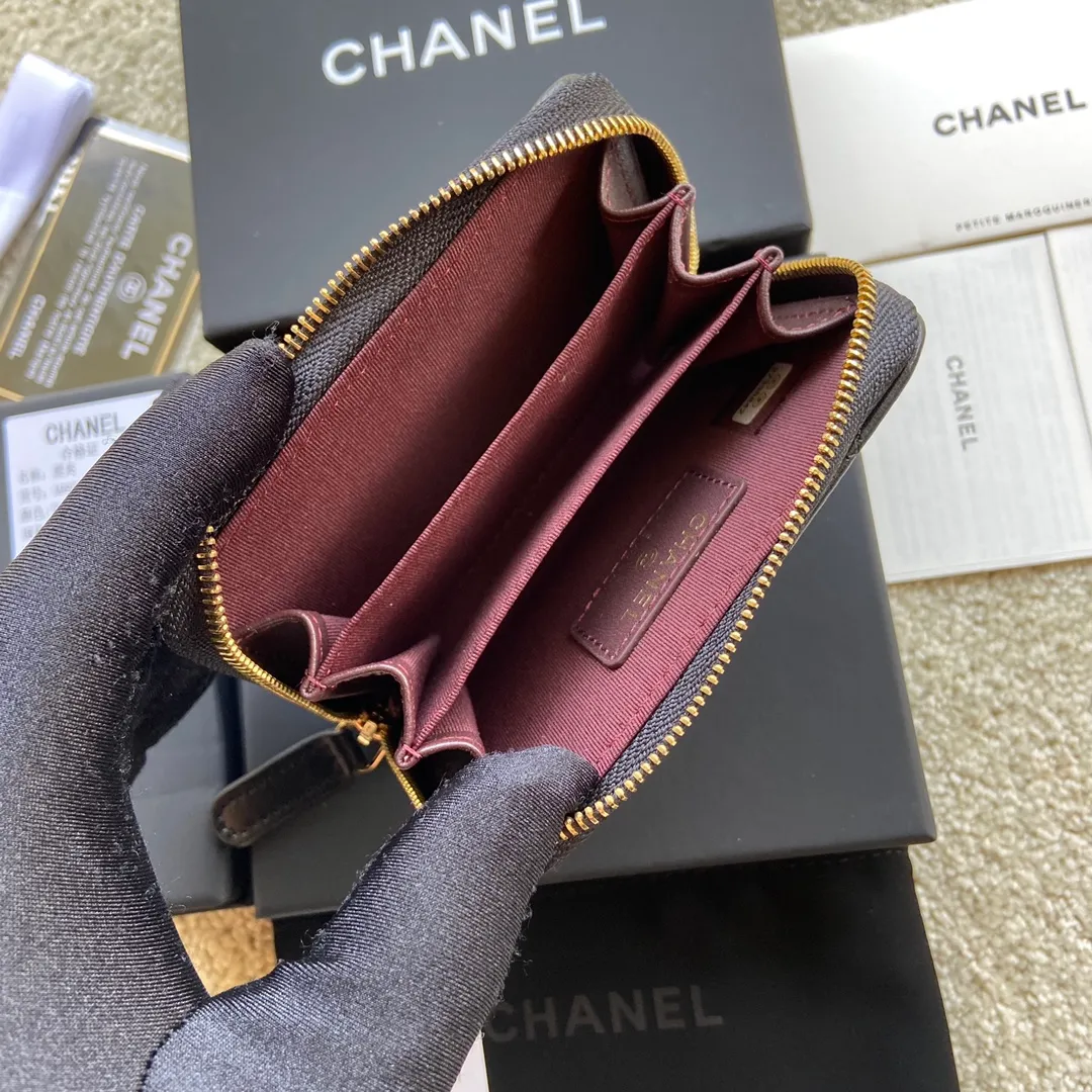Xiaoxiang imported Italian lambskin Item number: A69271 💰: 240 (no pocket on the back) Size: W11×H7.5×2cm Color: black lambskin gold steel mark Usage: small zipper bag