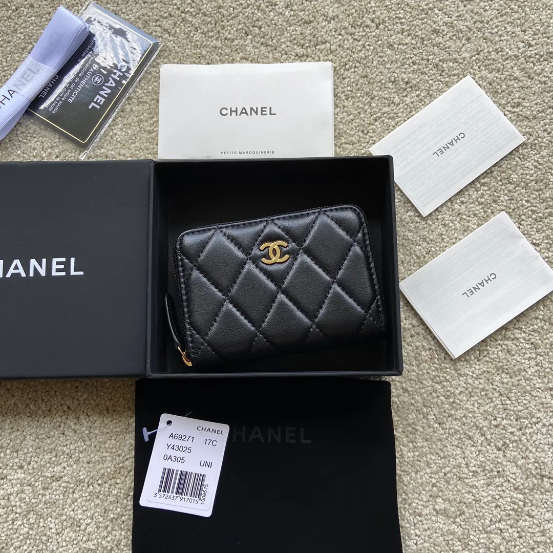 Xiaoxiang imported Italian lambskin Item number: A69271 💰: 240 (no pocket on the back) Size: W11×H7.5×2cm Color: black lambskin gold steel mark Usage: small zipper bag