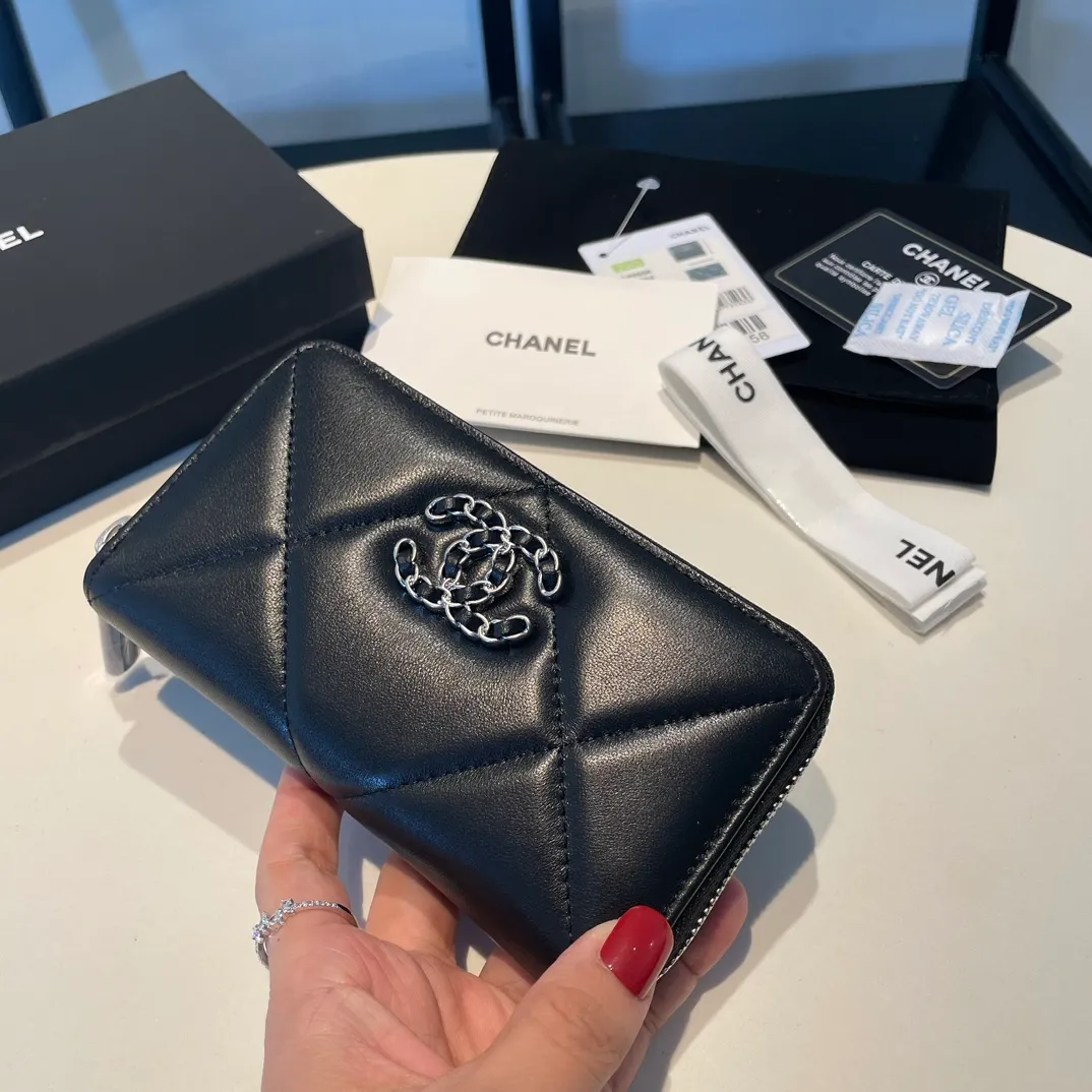 💰520😊 Upgraded version💋🆕 Ohanel new color🆕The latest mid-size zipper card holder is also a wallet, the cabinet design is very special, with four card slots 💞The texture of goatskin is invincible 😼This season’s main 19 series is a big rhombus with a strong retro style👝 Are there any people who want to buy every color?🧸 The logo is eye-catching and unique, the goatskin has a light luster, and the temperament is instantly upupup❣The fashionable style and style are also jointly created by Karl and Viard. The first series launched by the new artistic director will be a key recommendation of the brand from this year to next year, conveying the essence of the brand, with a full set of packaging 0943🍃size: 16.5*9cm