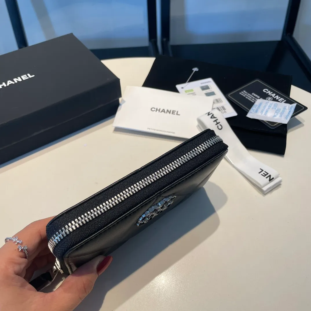 💰520😊 Upgraded version💋🆕 Ohanel new color🆕The latest mid-size zipper card holder is also a wallet, the cabinet design is very special, with four card slots 💞The texture of goatskin is invincible 😼This season’s main 19 series is a big rhombus with a strong retro style👝 Are there any people who want to buy every color?🧸 The logo is eye-catching and unique, the goatskin has a light luster, and the temperament is instantly upupup❣The fashionable style and style are also jointly created by Karl and Viard. The first series launched by the new artistic director will be a key recommendation of the brand from this year to next year, conveying the essence of the brand, with a full set of packaging 0943🍃size: 16.5*9cm