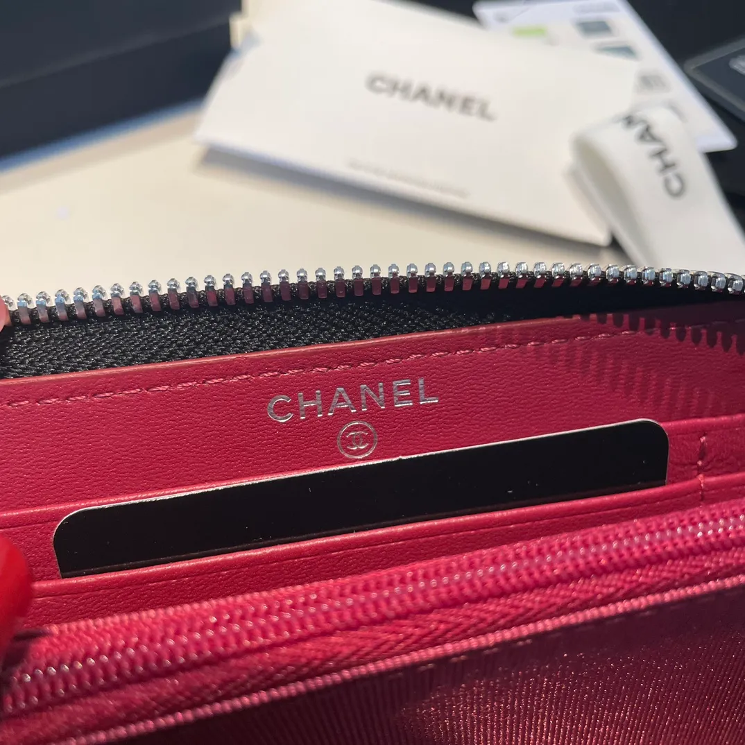 💰520😊 Upgraded version💋🆕 Ohanel new color🆕The latest mid-size zipper card holder is also a wallet, the cabinet design is very special, with four card slots 💞The texture of goatskin is invincible 😼This season’s main 19 series is a big rhombus with a strong retro style👝 Are there any people who want to buy every color?🧸 The logo is eye-catching and unique, the goatskin has a light luster, and the temperament is instantly upupup❣The fashionable style and style are also jointly created by Karl and Viard. The first series launched by the new artistic director will be a key recommendation of the brand from this year to next year, conveying the essence of the brand, with a full set of packaging 0943🍃size: 16.5*9cm