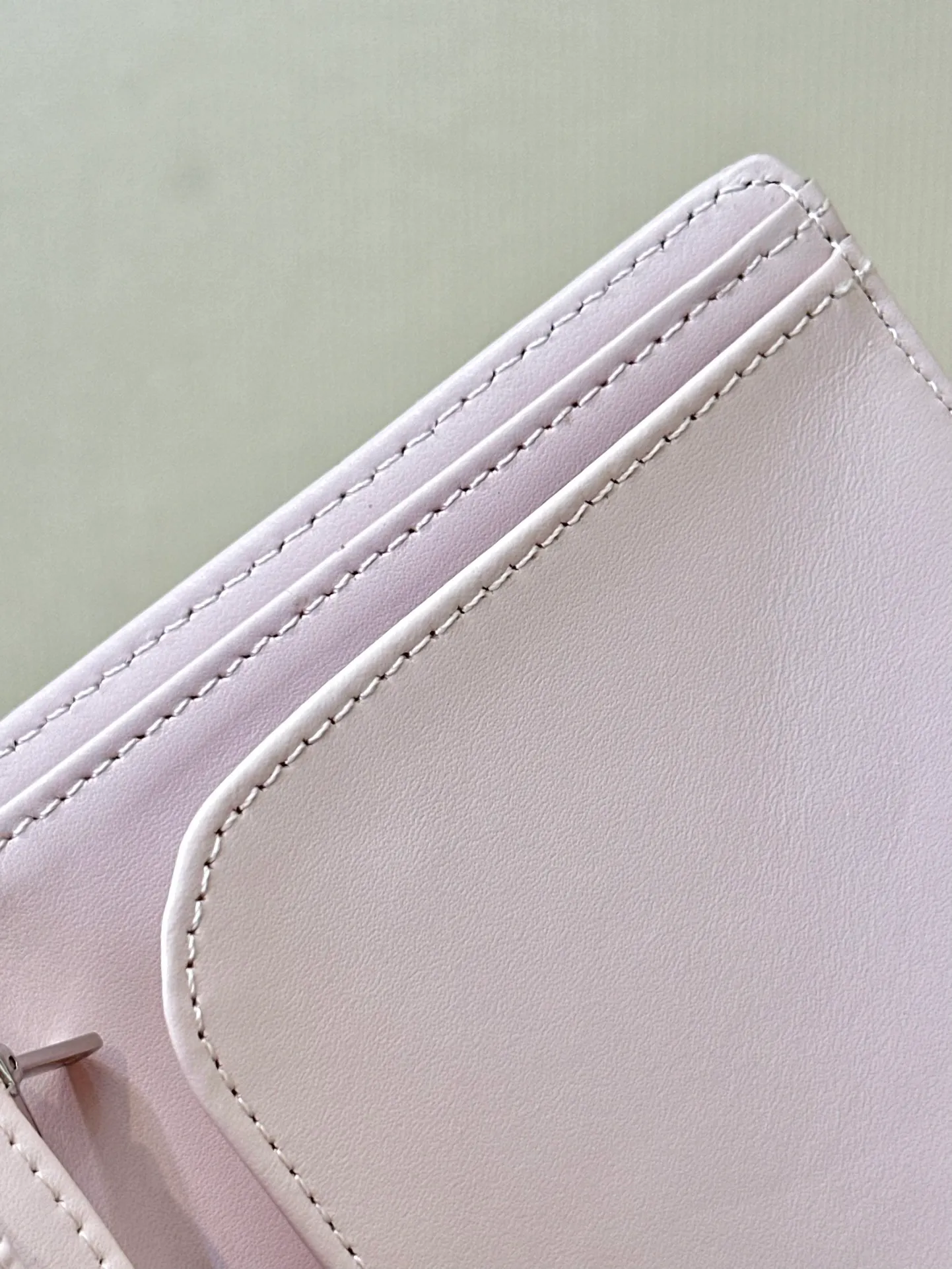 96066 The interior is made of calfskin. The leather has its own luster, clear and delicate texture, various card slots on the side, and an anti-counterfeiting code design on the inside.