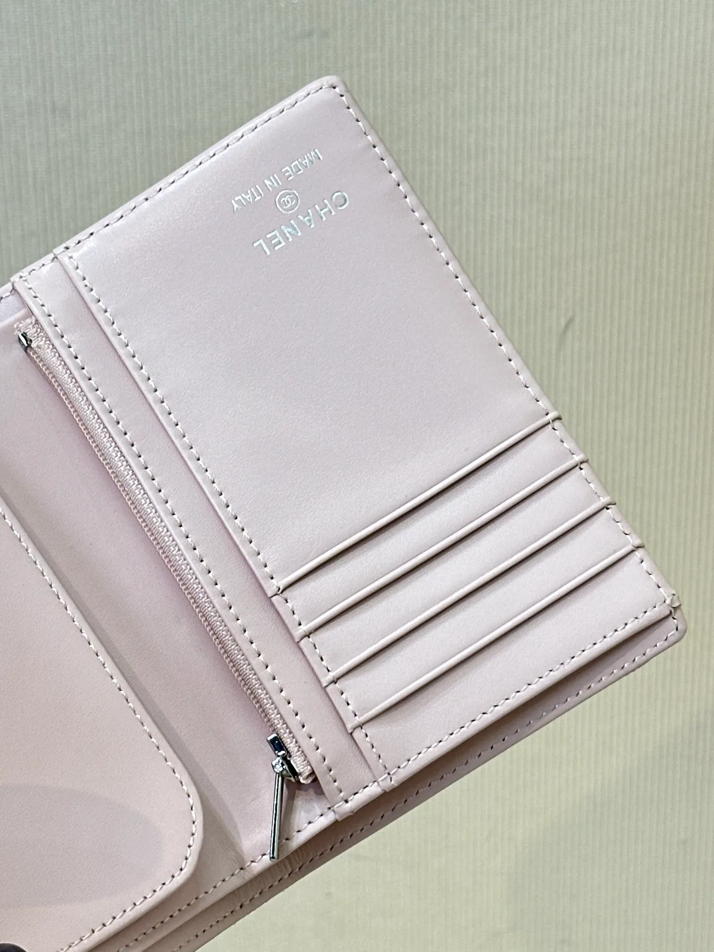 96066 The interior is made of calfskin. The leather has its own luster, clear and delicate texture, various card slots on the side, and an anti-counterfeiting code design on the inside.