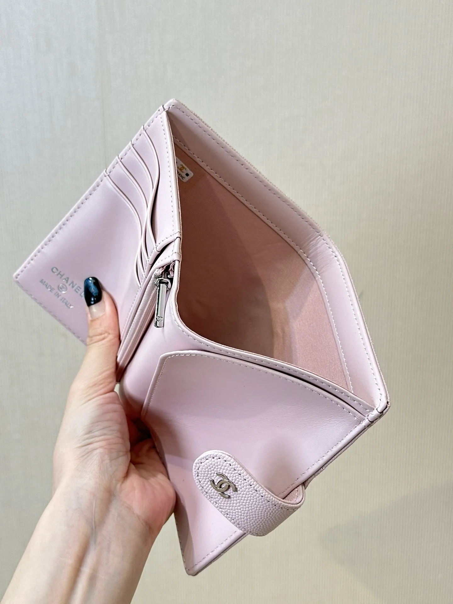 96066 The interior is made of calfskin. The leather has its own luster, clear and delicate texture, various card slots on the side, and an anti-counterfeiting code design on the inside.