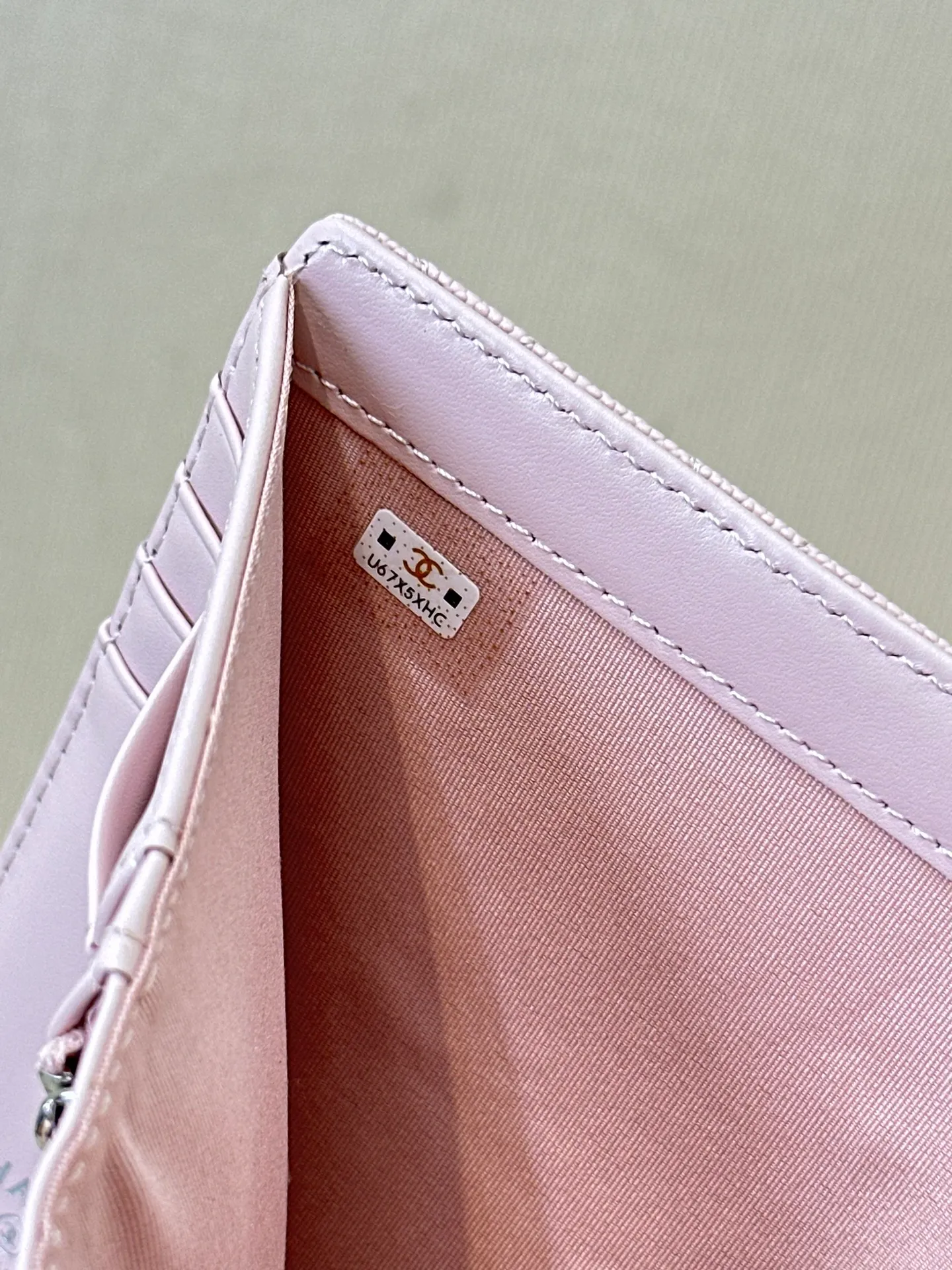 96066 The interior is made of calfskin. The leather has its own luster, clear and delicate texture, various card slots on the side, and an anti-counterfeiting code design on the inside.
