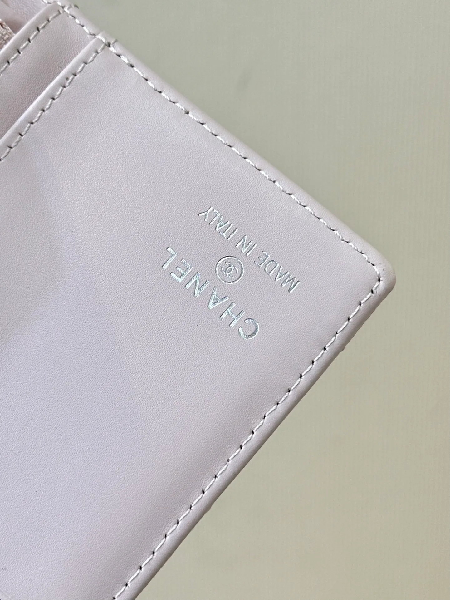 96066 The interior is made of calfskin. The leather has its own luster, clear and delicate texture, various card slots on the side, and an anti-counterfeiting code design on the inside.