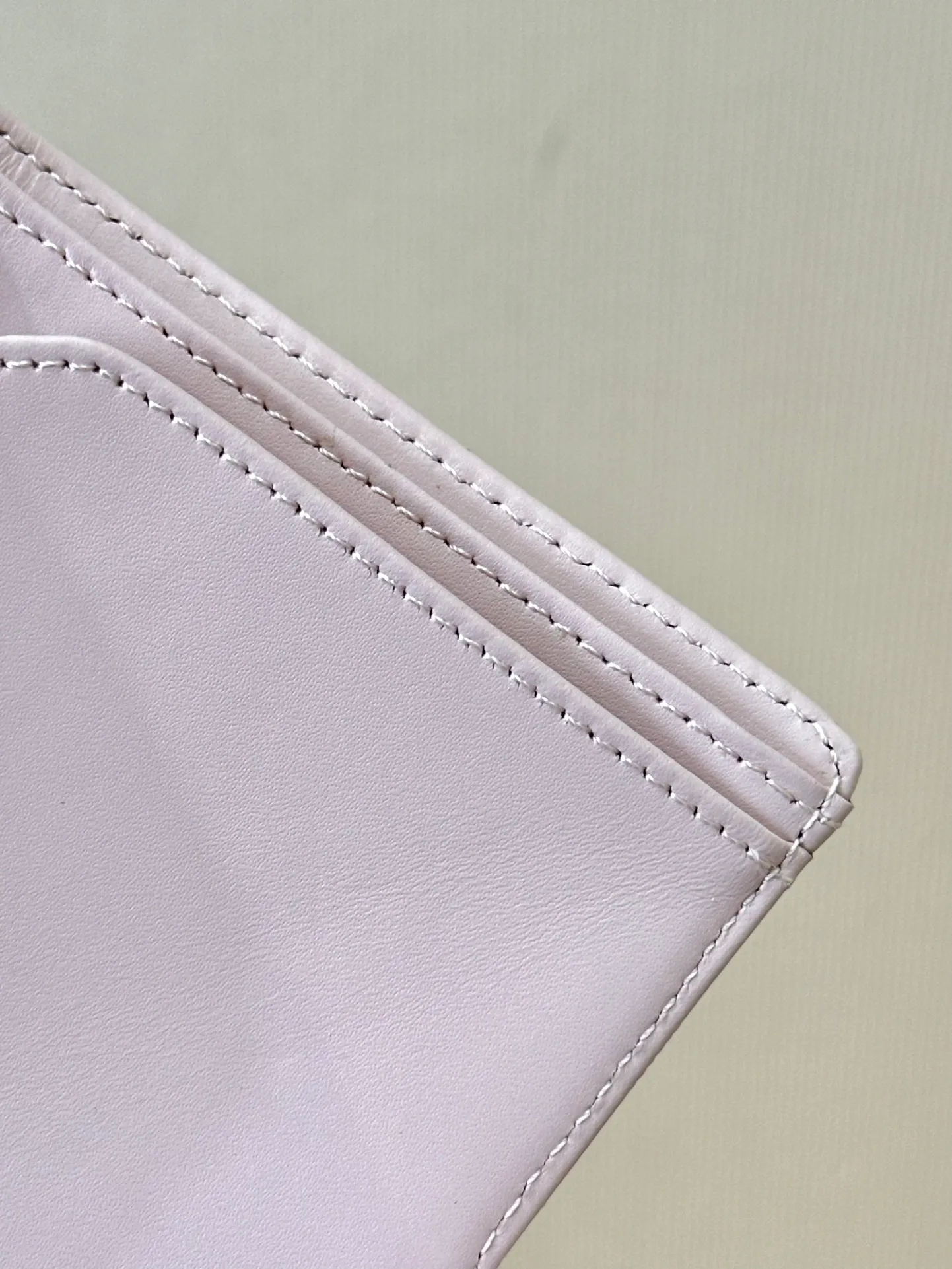 96066 The interior is made of calfskin. The leather has its own luster, clear and delicate texture, various card slots on the side, and an anti-counterfeiting code design on the inside.