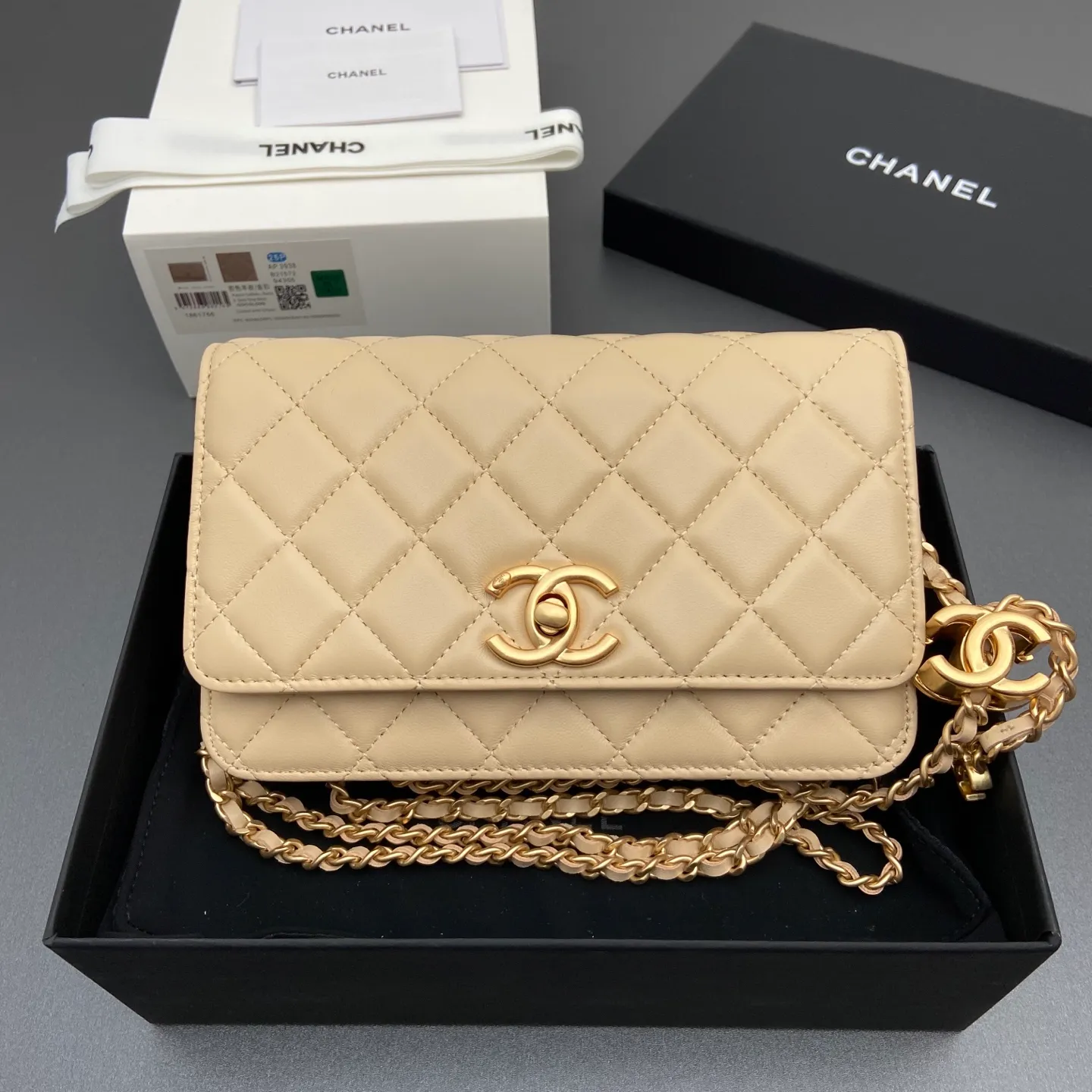 Xiaoxiang imported Italian lambskin 25Bwoc double C snap button adjustable chain, fashionable and classic but not outdated Item number: AP7876 Price: 860 Size: w19×h12×d4.5cm Color: apricot sheepskin gold hardware