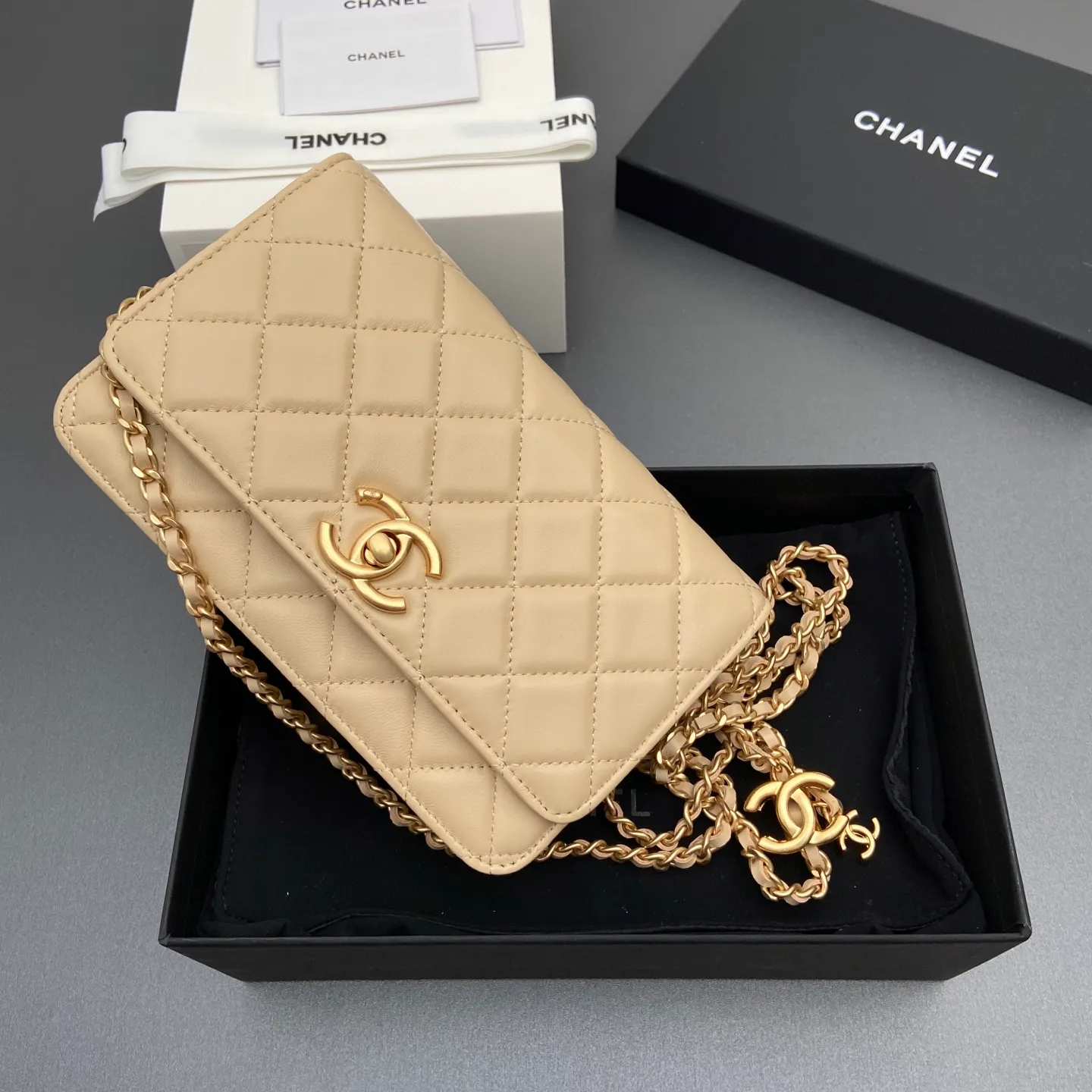 Xiaoxiang imported Italian lambskin 25Bwoc double C snap button adjustable chain, fashionable and classic but not outdated Item number: AP7876 Price: 860 Size: w19×h12×d4.5cm Color: apricot sheepskin gold hardware