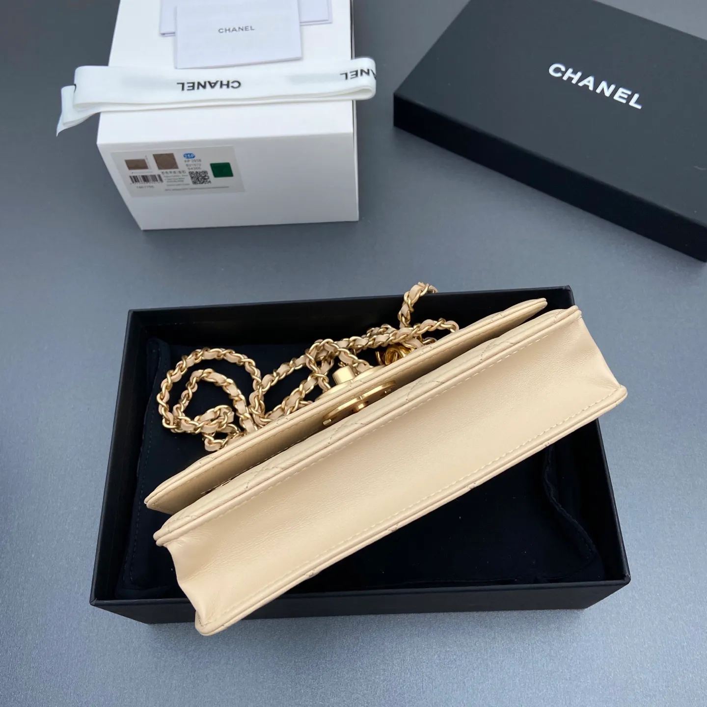 Xiaoxiang imported Italian lambskin 25Bwoc double C snap button adjustable chain, fashionable and classic but not outdated Item number: AP7876 Price: 860 Size: w19×h12×d4.5cm Color: apricot sheepskin gold hardware