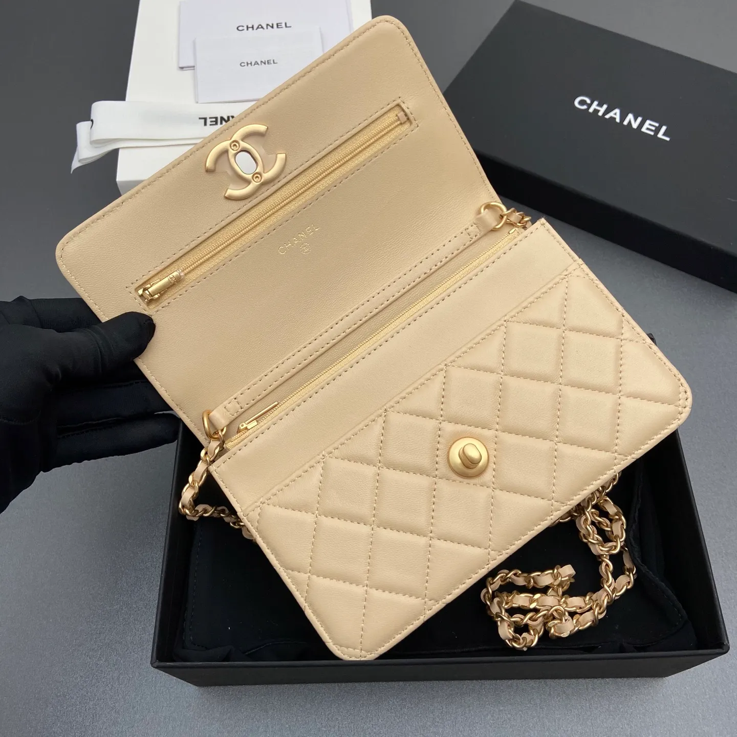 Xiaoxiang imported Italian lambskin 25Bwoc double C snap button adjustable chain, fashionable and classic but not outdated Item number: AP7876 Price: 860 Size: w19×h12×d4.5cm Color: apricot sheepskin gold hardware