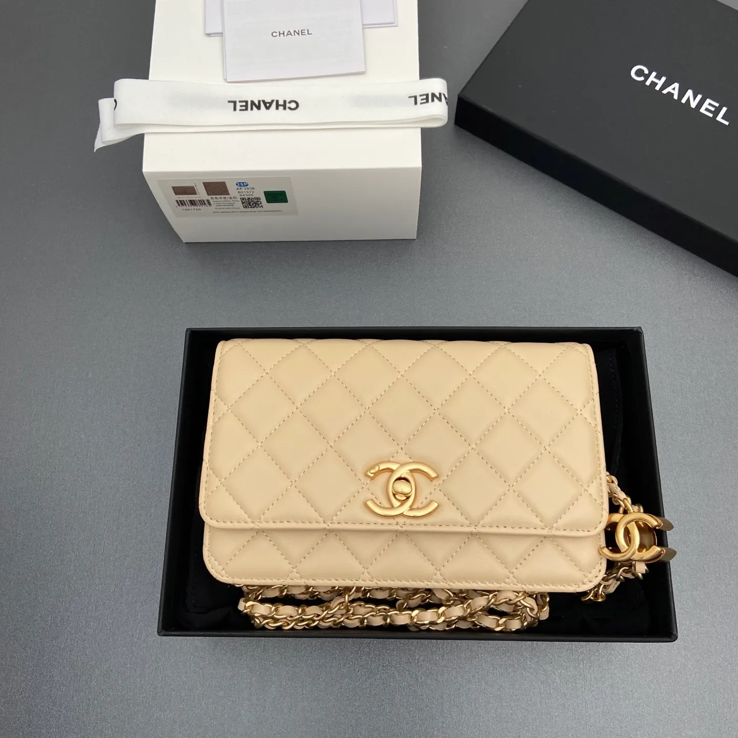 Xiaoxiang imported Italian lambskin 25Bwoc double C snap button adjustable chain, fashionable and classic but not outdated Item number: AP7876 Price: 860 Size: w19×h12×d4.5cm Color: apricot sheepskin gold hardware