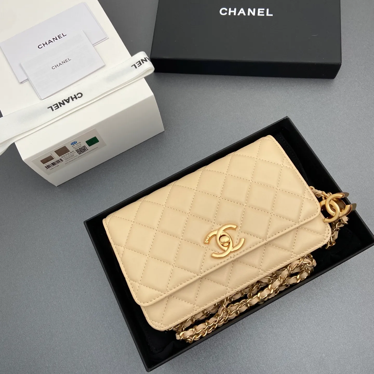Xiaoxiang imported Italian lambskin 25Bwoc double C snap button adjustable chain, fashionable and classic but not outdated Item number: AP7876 Price: 860 Size: w19×h12×d4.5cm Color: apricot sheepskin gold hardware