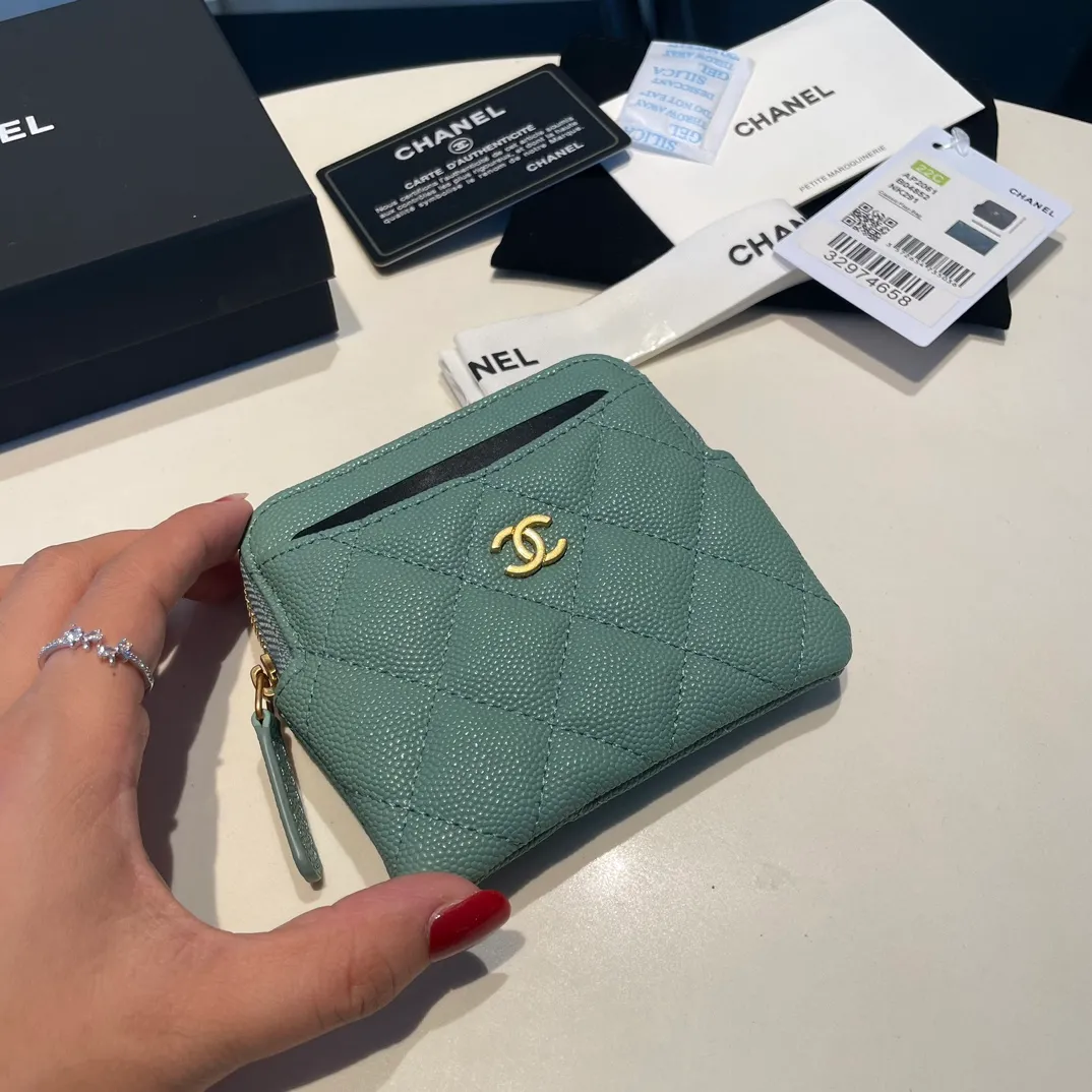 💰420😊Upgraded version💋Chanel🆕 New color colorful fine ball caviar cowhide🐂Classic zipper bag with multiple card slots for change. It can also bring convenience to various bank cards, supermarket cards, shopping cards, and membership cards. It is so small and easy to carry. It is the most fashionable and popular element of coin purses. Do you own it? Comes with the latest complete set of packaging 2061🍃size: 12*9.5cm