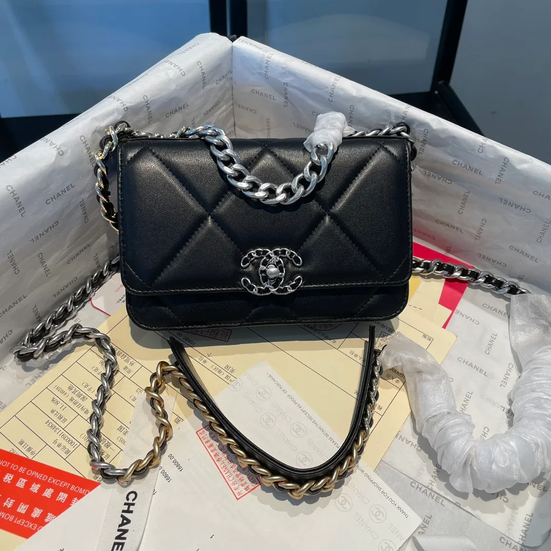 💰1000😊 Upgraded version💋🆕 Ohanel new color🆕The latest small satchel bag with button buckle WOC fortune bag. Compared with the old version of magnet buckle, the button version is more refined. The texture of goatskin is invincible. 😼The main 19 series bags this season are big diamonds with a strong retro style👝Every color is what everyone wants to buy🧸It is also co-created by karl and viard. The first series launched by the new artistic director will be a key recommendation of the brand from this year to next year, conveying the essence of the brand, super large diamond pattern, leather chain CC buckle, 3 different metals The multiple matching and wearing methods are also a key point that distinguishes this handbag from other classic styles. Different wearing methods express different fashion attitudes, play with the whole total look, and bring out the fashionable style and style. Comes with a full set of packaging. 3267🍃size: 19*12.5cm