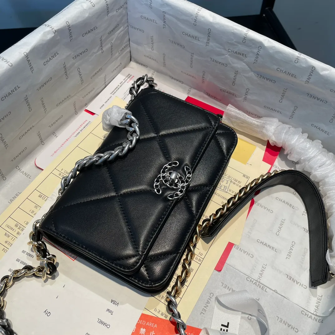 💰1000😊 Upgraded version💋🆕 Ohanel new color🆕The latest small satchel bag with button buckle WOC fortune bag. Compared with the old version of magnet buckle, the button version is more refined. The texture of goatskin is invincible. 😼The main 19 series bags this season are big diamonds with a strong retro style👝Every color is what everyone wants to buy🧸It is also co-created by karl and viard. The first series launched by the new artistic director will be a key recommendation of the brand from this year to next year, conveying the essence of the brand, super large diamond pattern, leather chain CC buckle, 3 different metals The multiple matching and wearing methods are also a key point that distinguishes this handbag from other classic styles. Different wearing methods express different fashion attitudes, play with the whole total look, and bring out the fashionable style and style. Comes with a full set of packaging. 3267🍃size: 19*12.5cm
