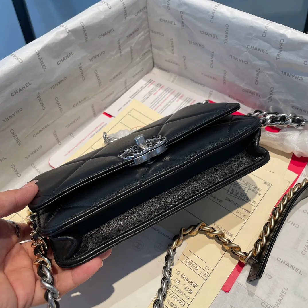 💰1000😊 Upgraded version💋🆕 Ohanel new color🆕The latest small satchel bag with button buckle WOC fortune bag. Compared with the old version of magnet buckle, the button version is more refined. The texture of goatskin is invincible. 😼The main 19 series bags this season are big diamonds with a strong retro style👝Every color is what everyone wants to buy🧸It is also co-created by karl and viard. The first series launched by the new artistic director will be a key recommendation of the brand from this year to next year, conveying the essence of the brand, super large diamond pattern, leather chain CC buckle, 3 different metals The multiple matching and wearing methods are also a key point that distinguishes this handbag from other classic styles. Different wearing methods express different fashion attitudes, play with the whole total look, and bring out the fashionable style and style. Comes with a full set of packaging. 3267🍃size: 19*12.5cm