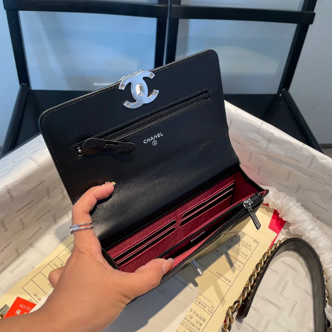 💰1000😊 Upgraded version💋🆕 Ohanel new color🆕The latest small satchel bag with button buckle WOC fortune bag. Compared with the old version of magnet buckle, the button version is more refined. The texture of goatskin is invincible. 😼The main 19 series bags this season are big diamonds with a strong retro style👝Every color is what everyone wants to buy🧸It is also co-created by karl and viard. The first series launched by the new artistic director will be a key recommendation of the brand from this year to next year, conveying the essence of the brand, super large diamond pattern, leather chain CC buckle, 3 different metals The multiple matching and wearing methods are also a key point that distinguishes this handbag from other classic styles. Different wearing methods express different fashion attitudes, play with the whole total look, and bring out the fashionable style and style. Comes with a full set of packaging. 3267🍃size: 19*12.5cm