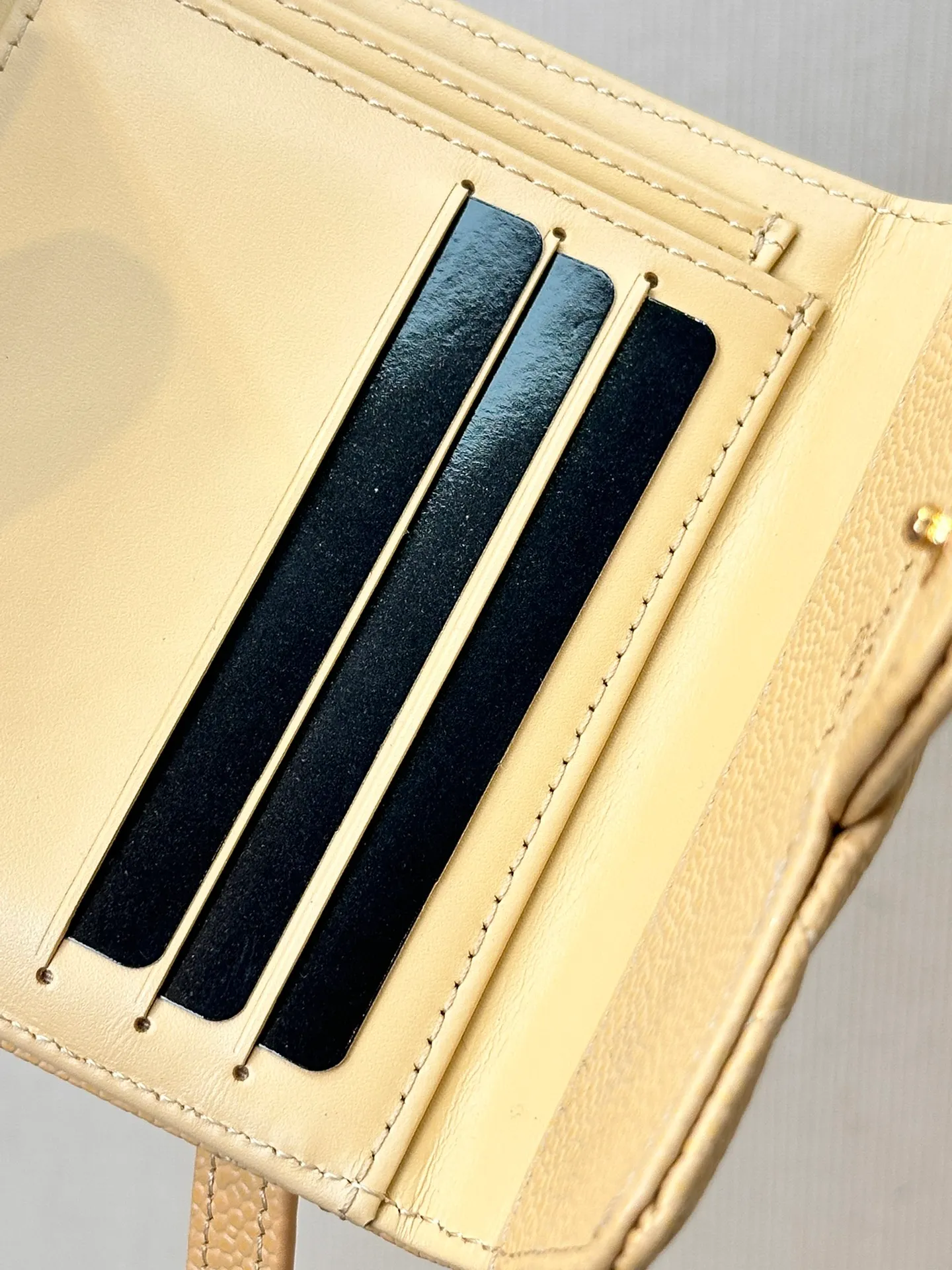82288 The interior details are small, practical and very attractive. Nowadays, I basically don’t take cash with me when I go out. I mostly use ID cards and bank cards. Put some loose money in the spare space. It’s very ok! It won’t be as bulging as a wallet, and it won’t be bulky and take up space when put in a bag~