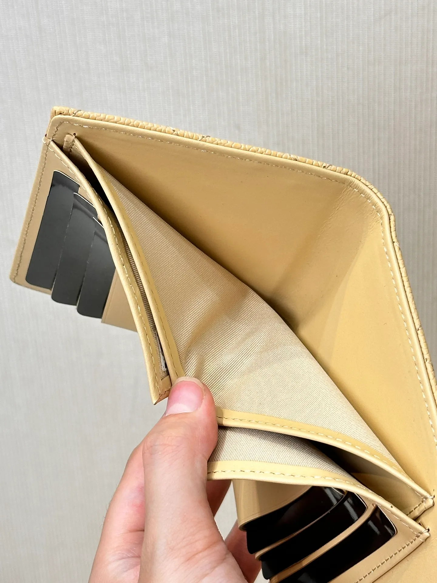 82288 The interior details are small, practical and very attractive. Nowadays, I basically don’t take cash with me when I go out. I mostly use ID cards and bank cards. Put some loose money in the spare space. It’s very ok! It won’t be as bulging as a wallet, and it won’t be bulky and take up space when put in a bag~