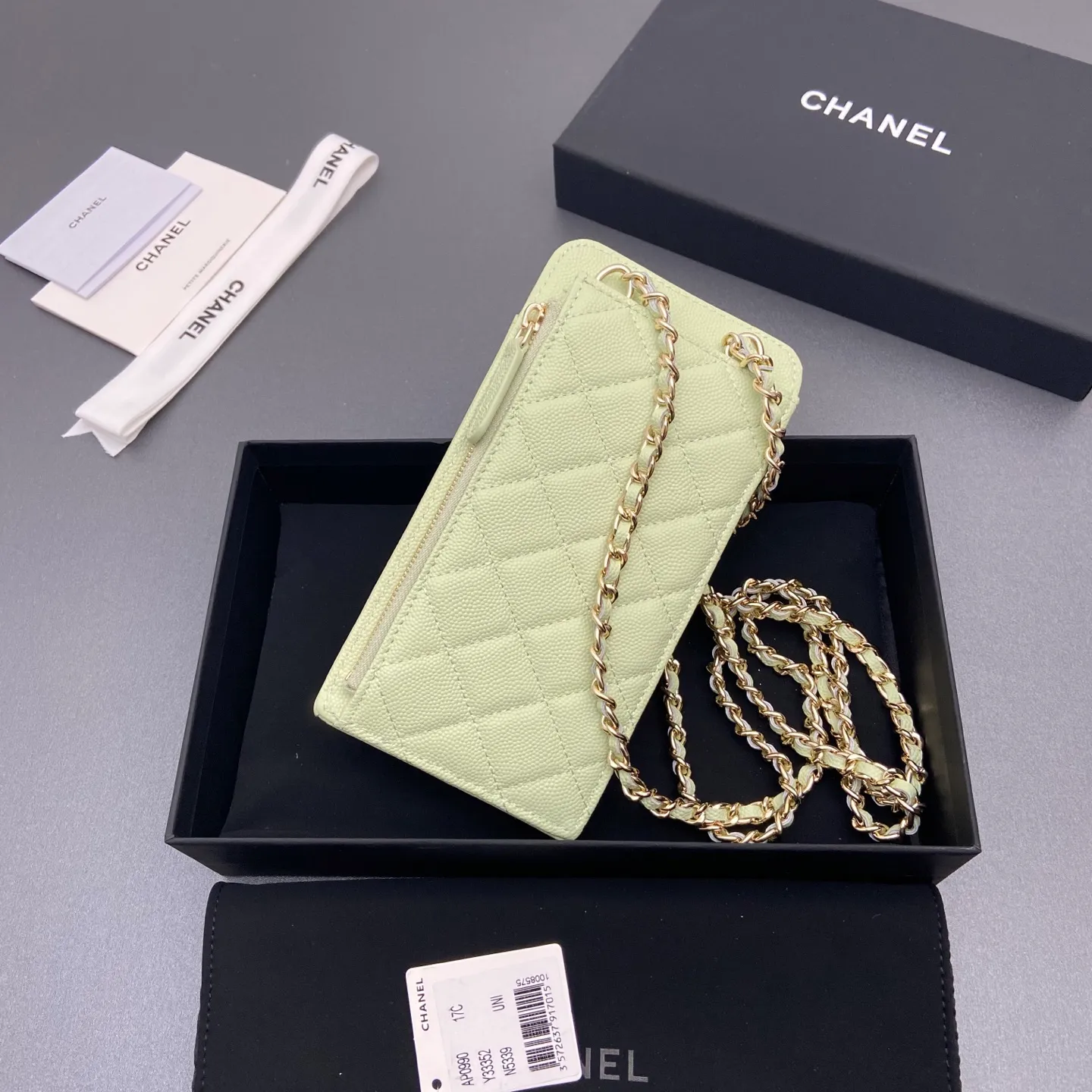 Xiaoxiang imported Italian grain cowhide Item number: A0990 Price: 540 Color: light green fine ball pattern gold buckle Size: w18.5×h9×d3cm