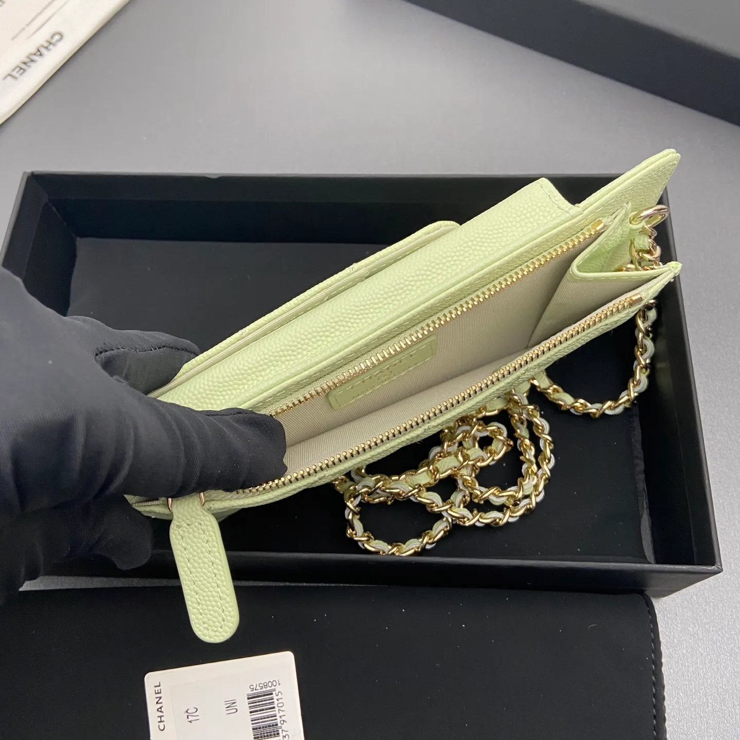Xiaoxiang imported Italian grain cowhide Item number: A0990 Price: 540 Color: light green fine ball pattern gold buckle Size: w18.5×h9×d3cm
