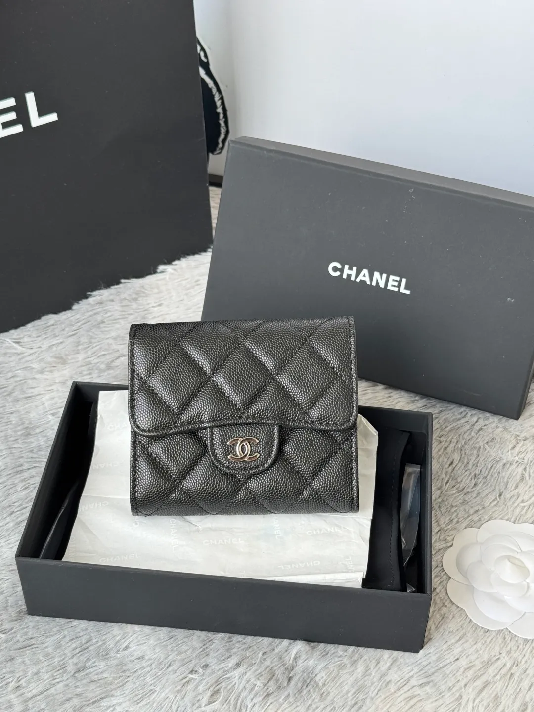 💰440💰 Made of calfskin, caviar, and cowhide, the CF short tri-fold wallet is now available! Chanel Grandma Xiang has 6 card slots, and there is a coin purse at the back, so you can put 2,000 Mao Zedong without any trouble at all! Delicate leather and gold hardware! Full of fashion sense, very fashionable, can be held in hand, can be put in the bag, very good for storage. Style number: 82288, size 10.5*11.5*3cm, color as shown in the picture, exclusive real shot