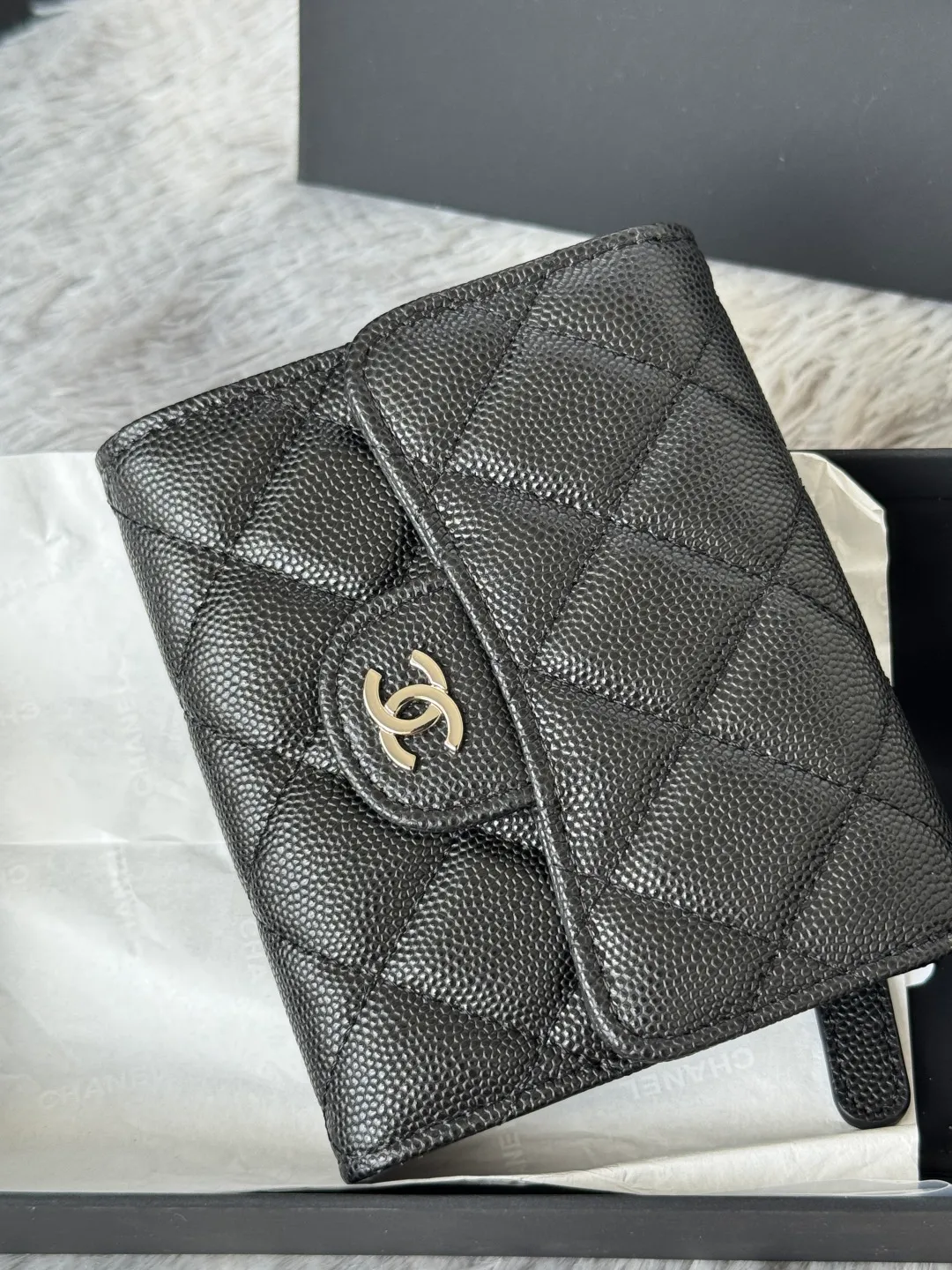 💰440💰 Made of calfskin, caviar, and cowhide, the CF short tri-fold wallet is now available! Chanel Grandma Xiang has 6 card slots, and there is a coin purse at the back, so you can put 2,000 Mao Zedong without any trouble at all! Delicate leather and gold hardware! Full of fashion sense, very fashionable, can be held in hand, can be put in the bag, very good for storage. Style number: 82288, size 10.5*11.5*3cm, color as shown in the picture, exclusive real shot
