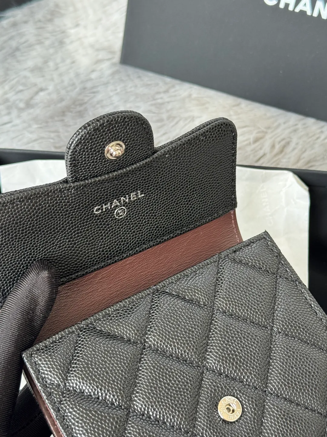 💰440💰 Made of calfskin, caviar, and cowhide, the CF short tri-fold wallet is now available! Chanel Grandma Xiang has 6 card slots, and there is a coin purse at the back, so you can put 2,000 Mao Zedong without any trouble at all! Delicate leather and gold hardware! Full of fashion sense, very fashionable, can be held in hand, can be put in the bag, very good for storage. Style number: 82288, size 10.5*11.5*3cm, color as shown in the picture, exclusive real shot