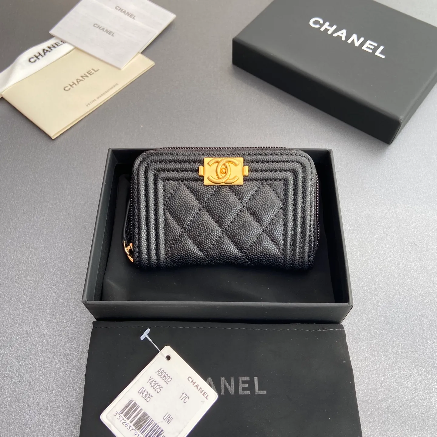 Xiaoxiang imported Italian leather Item number: A80602 Price: 320 Size: w11×h7.5×d2cm Color: black ball pattern gold hardware