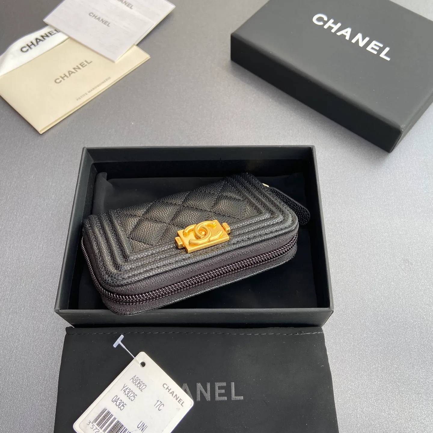 Xiaoxiang imported Italian leather Item number: A80602 Price: 320 Size: w11×h7.5×d2cm Color: black ball pattern gold hardware