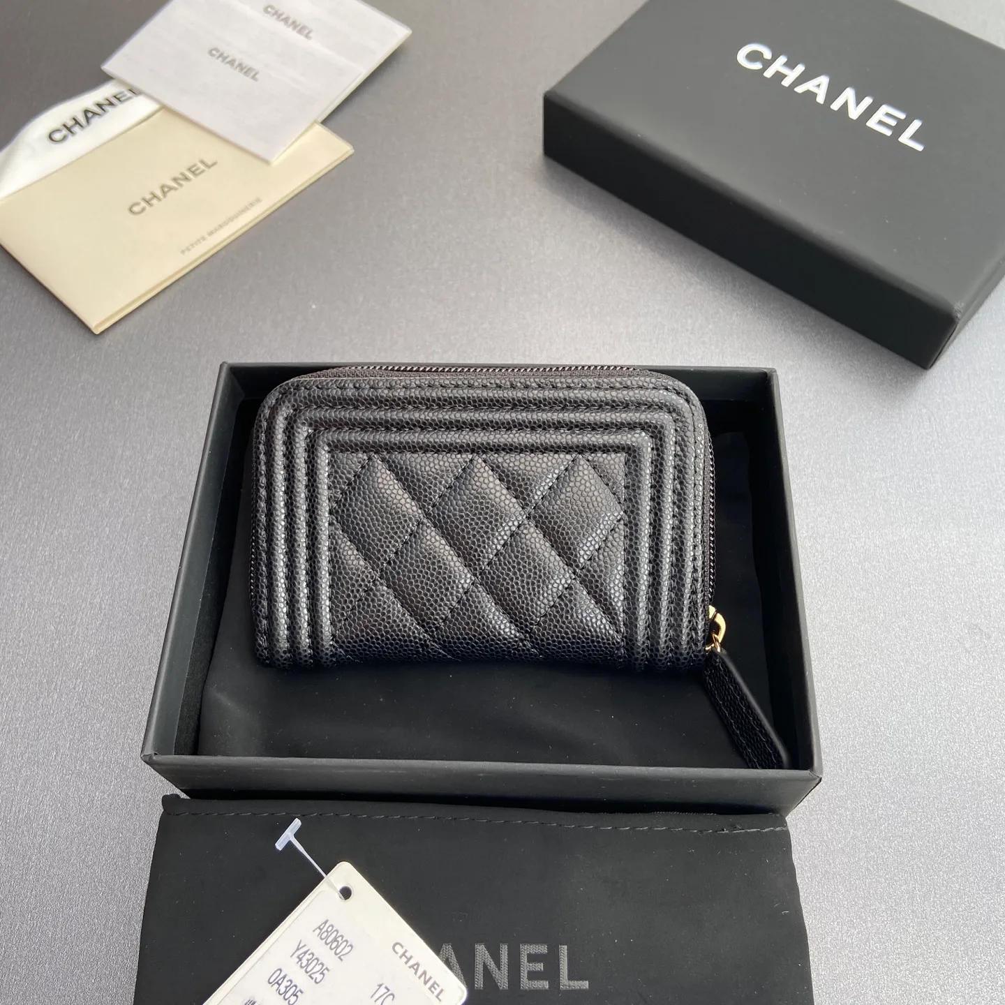 Xiaoxiang imported Italian leather Item number: A80602 Price: 320 Size: w11×h7.5×d2cm Color: black ball pattern gold hardware