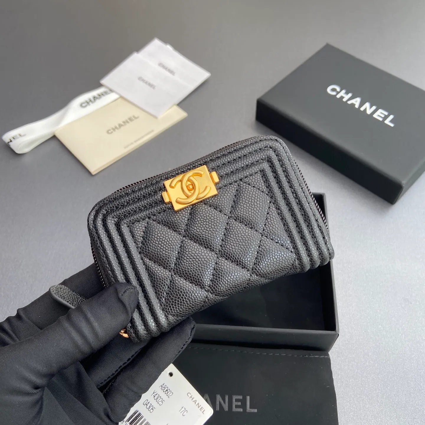 Xiaoxiang imported Italian leather Item number: A80602 Price: 320 Size: w11×h7.5×d2cm Color: black ball pattern gold hardware