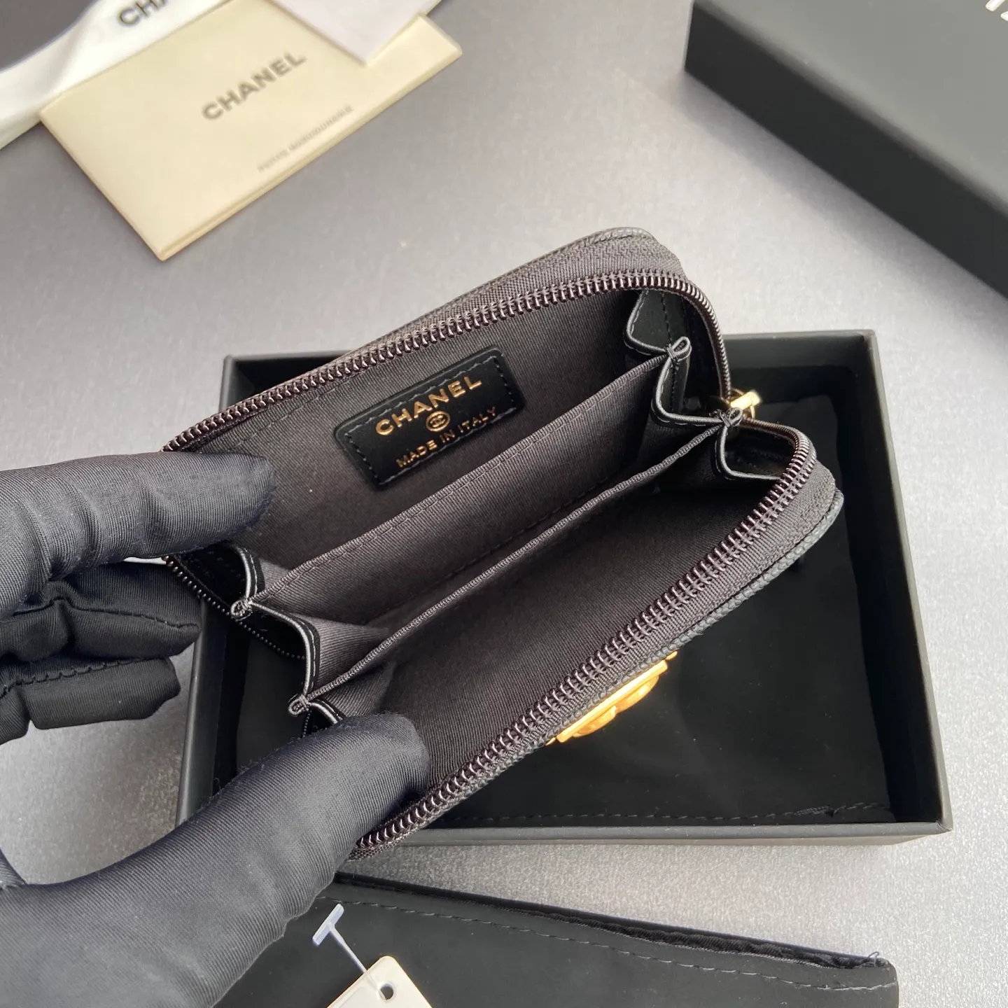 Xiaoxiang imported Italian leather Item number: A80602 Price: 320 Size: w11×h7.5×d2cm Color: black ball pattern gold hardware