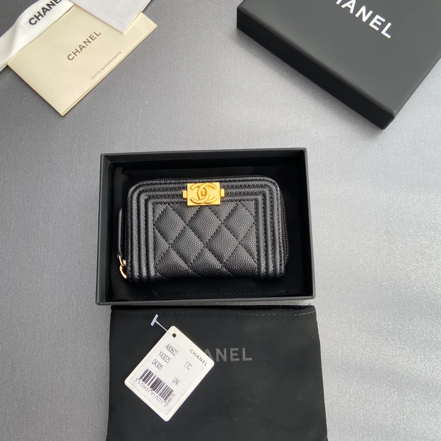 Xiaoxiang imported Italian leather Item number: A80602 Price: 320 Size: w11×h7.5×d2cm Color: black ball pattern gold hardware