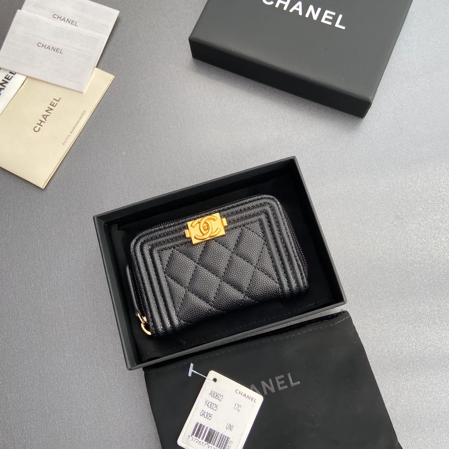 Xiaoxiang imported Italian leather Item number: A80602 Price: 320 Size: w11×h7.5×d2cm Color: black ball pattern gold hardware