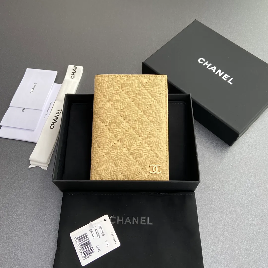 [Special grade hardware original leather] ¥280 Xiaoxiang passport holder series Quilted card holder with iconic metal logo Gold tone metal hardware, special Italian imported leather 4 card slots, 1 passport holder Number: 80385 Apricot ball light gold Size: w10×h15×d2cm