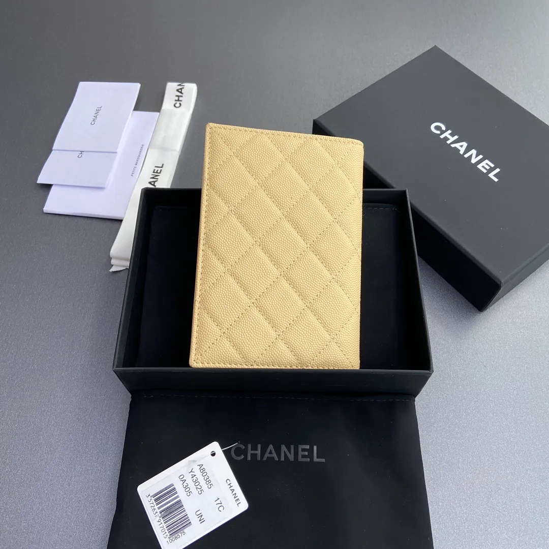 [Special grade hardware original leather] ¥280 Xiaoxiang passport holder series Quilted card holder with iconic metal logo Gold tone metal hardware, special Italian imported leather 4 card slots, 1 passport holder Number: 80385 Apricot ball light gold Size: w10×h15×d2cm