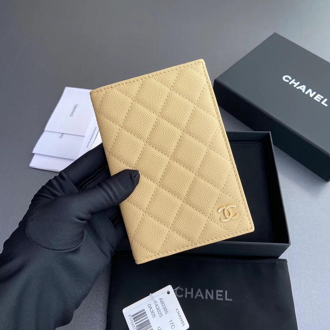 [Special grade hardware original leather] ¥280 Xiaoxiang passport holder series Quilted card holder with iconic metal logo Gold tone metal hardware, special Italian imported leather 4 card slots, 1 passport holder Number: 80385 Apricot ball light gold Size: w10×h15×d2cm